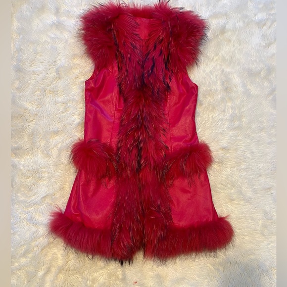 ENJOY FUR’s Raccoon Hair Red Gilet Size Small - Picture 9 of 14